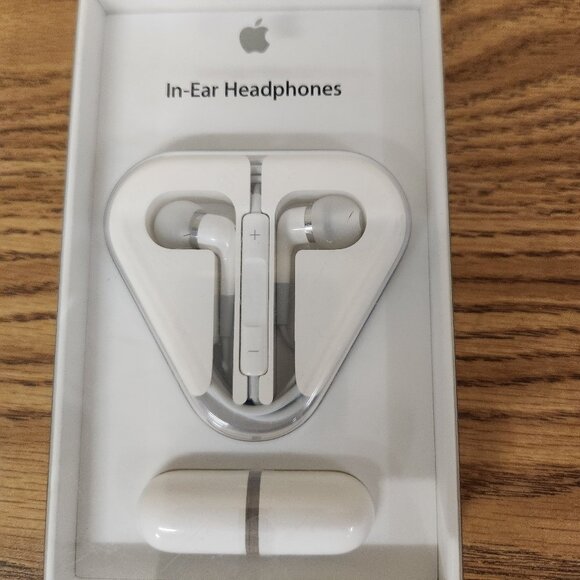NWT APPLE IN EAR PHONES WITH REMOTE AND MIC - Picture 1 of 6